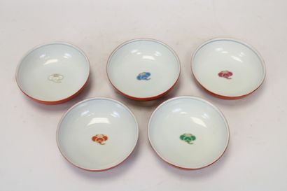 ASIE.
Ensemble de cinq bols en porcelaine...