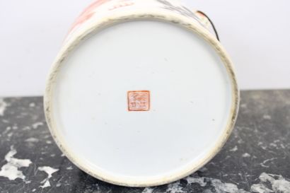 CHINE
Bouillon couvert en porcelaine de Chine...