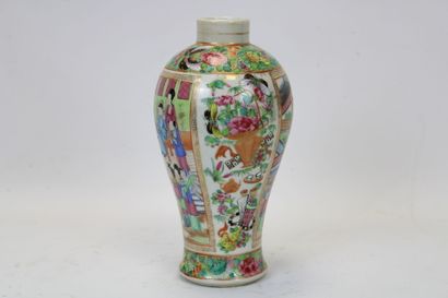 CHINE.
Petit vase famille rose à décor de...