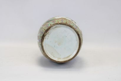 ASIE.
Vas en porcelaine émaillée polychrome...