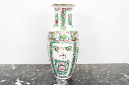 Vase en porcelaine à décor de fleurs et de...