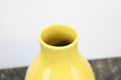 CHINE. Vase de forme double gourde en céramique...