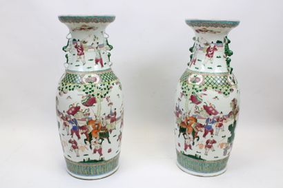 CHINE.
Importante paire de vases de la famille...