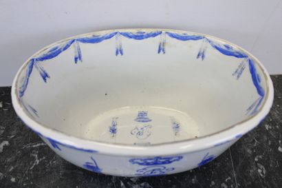 CHINE. Plat de service en faïence blanche...