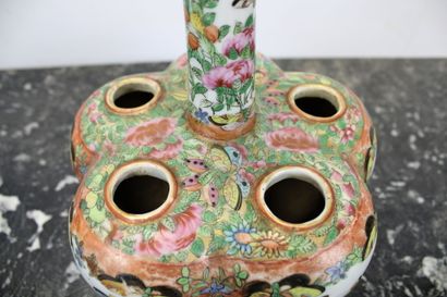 CHINE
Tulipière en porcelaine émaillée polychrome...