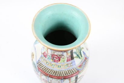 CHINE.
Vase à décor de scènes d'intérieur,...