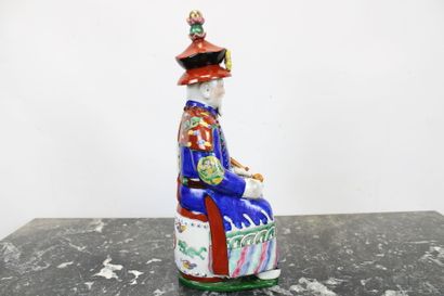 CHINE. 
Mandarin assis, statue en porcelaine...
