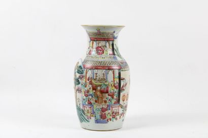 CHINE.
Vase à décor de scènes d'intérieur,...