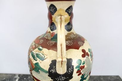 ASIE
Paire de grands vases en faïence polychrome...