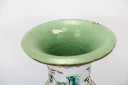 ASIE.
Vase en porcelaine émaillée polychrome...