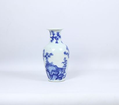 CHINE
Vase en faïence bleu et blanche, à...