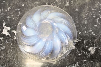 R LALIQUE. 
Vasque en cristal opalescent...