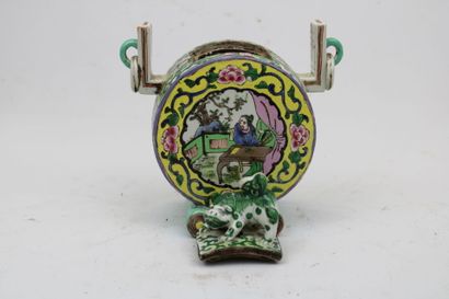 CHINE. 
Brûle parfum en forme de gourde et...