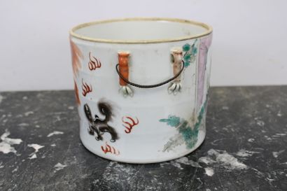 CHINE
Bouillon couvert en porcelaine de Chine...