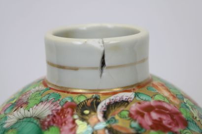 CHINE.
Petit vase famille rose à décor de...