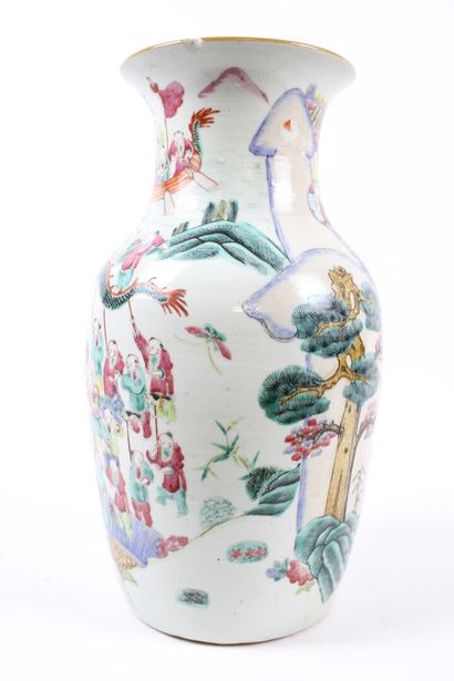CHINE.
Vase à décor de scènes d'intérieur,...