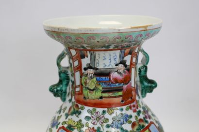 ASIE.
Vas en porcelaine émaillée polychrome...