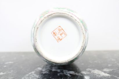 Vase en porcelaine à décor de fleurs et de...