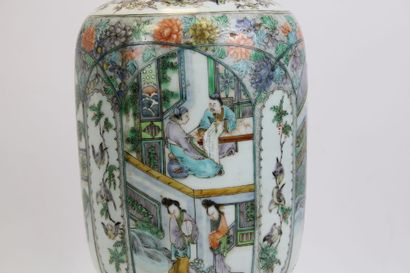ASIE.
Vase monté en lampe à décor de scènes...