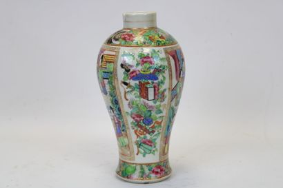 CHINE.
Petit vase famille rose à décor de...