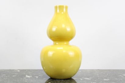 CHINE. Vase de forme double gourde en céramique...