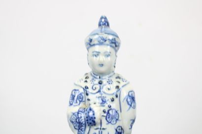 CHINE
Dignitaires mandarins, statues en porcelaine...
