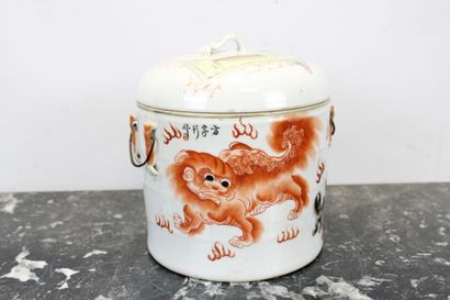 CHINE
Bouillon couvert en porcelaine de Chine...