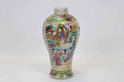CHINE.
Petit vase famille rose à décor de...