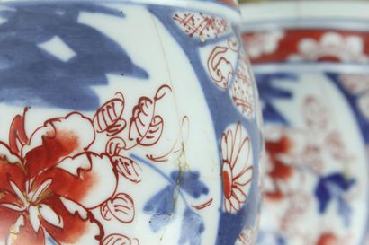 Paire de vases en porcelaine blanche à décor...