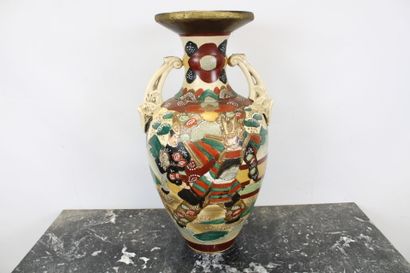 ASIE
Paire de grands vases en faïence polychrome...