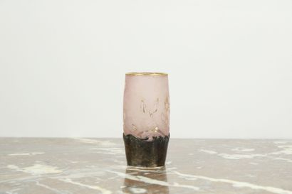 DAUM Nancy.
Petit vase rouleau en verre doublé...