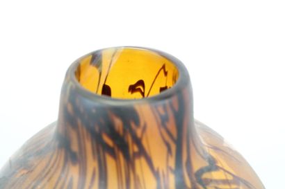 Important vase en verre orangé à décor de...