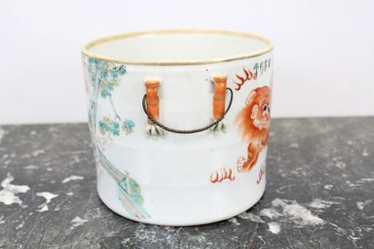 CHINE
Bouillon couvert en porcelaine de Chine...