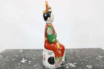 CHINE.
Impératrice, statuette en porcelaine...