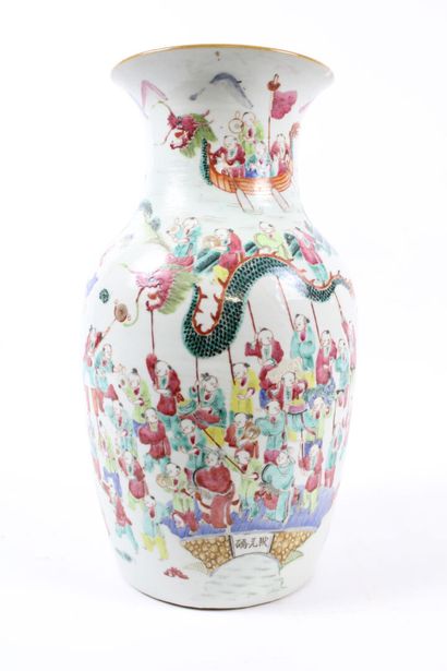 CHINE.
Vase à décor de scènes d'intérieur,...