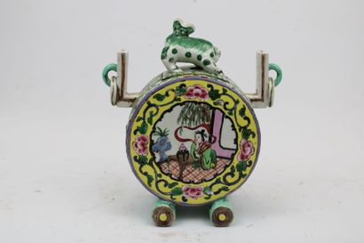 CHINE. 
Brûle parfum en forme de gourde et...