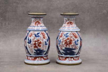 Paire de vases en porcelaine blanche à décor...