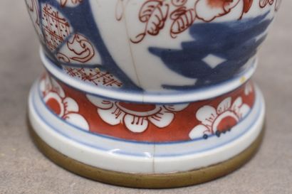 Paire de vases en porcelaine blanche à décor...