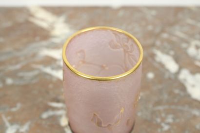DAUM Nancy.
Petit vase rouleau en verre doublé...
