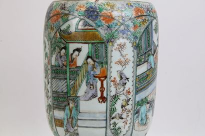 ASIE.
Vase monté en lampe à décor de scènes...