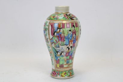 CHINE.
Petit vase famille rose à décor de...