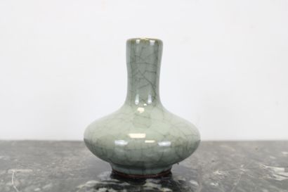 ASIE.
Petit vase en céramique émaillée céladon...