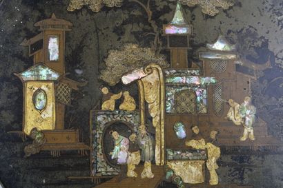 CHINE. 
Panneau de bois noirci et laqué doré...