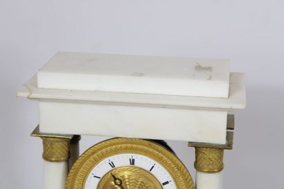 Portico clock in white marble with gilt bronze...