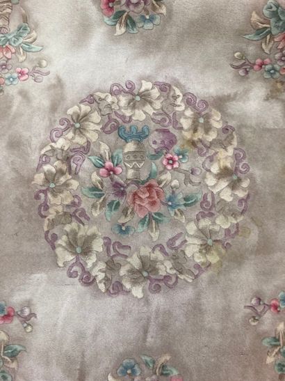 China Tien Sin.
Wool velvet on cotton foundation....