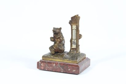 20th century school.
Seated bear, bronze...