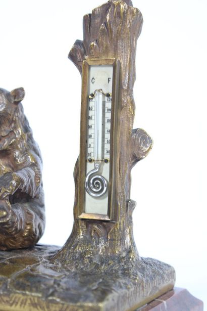 20th century school.
Seated bear, bronze...