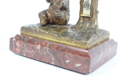20th century school.
Seated bear, bronze...
