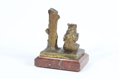 20th century school.
Seated bear, bronze...