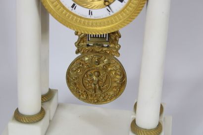 Portico clock in white marble with gilt bronze...